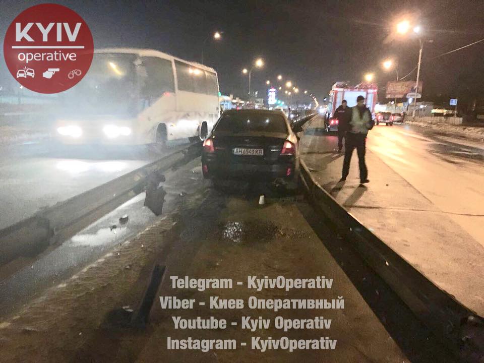 Ужасное ДТП в Киеве: водитель авто "нанизался" на отбойник Ужасное ДТП в Киеве: водитель авто "нанизался" на отбойник