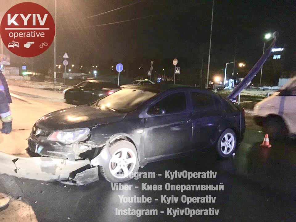 Ужасное ДТП в Киеве: водитель авто "нанизался" на отбойник Ужасное ДТП в Киеве: водитель авто "нанизался" на отбойник