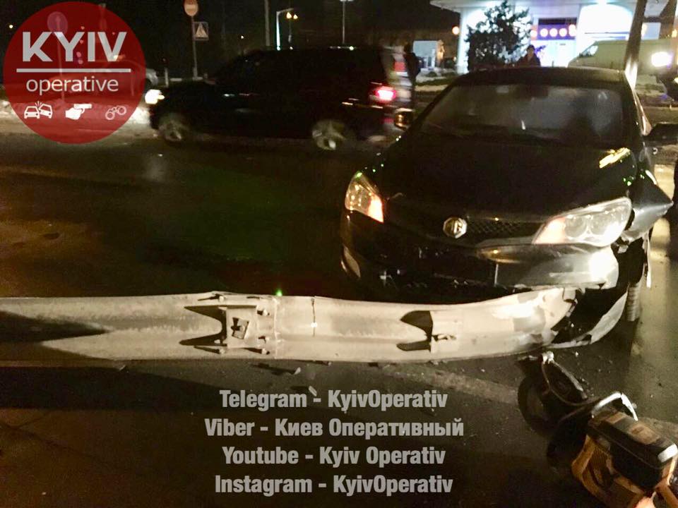 Ужасное ДТП в Киеве: водитель авто "нанизался" на отбойник Ужасное ДТП в Киеве: водитель авто "нанизался" на отбойник