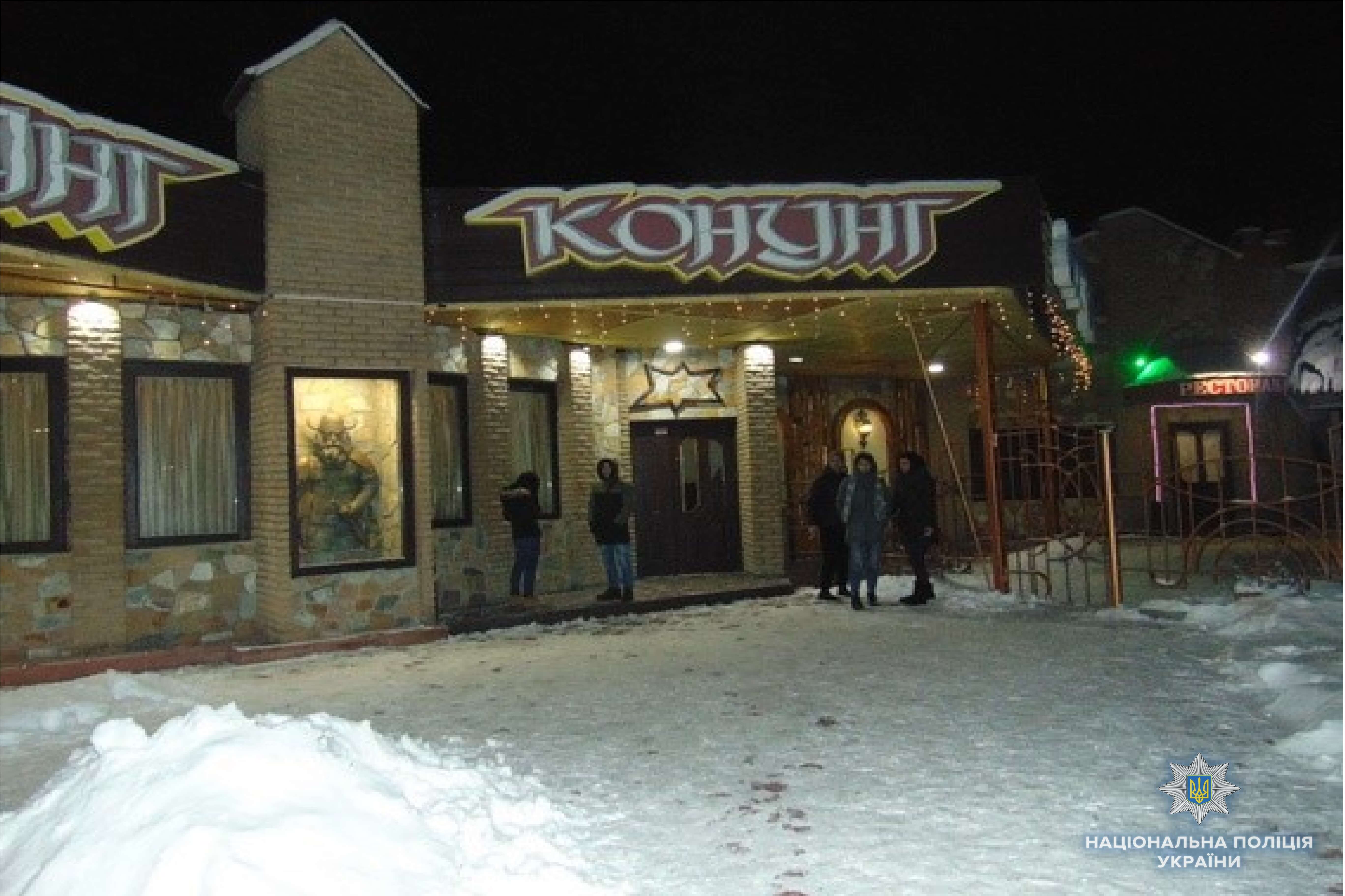 В ночном заведении Киева мужчина полоснул по горлу своему другу опасной бритвой В ночном заведении Киева мужчина полоснул по горлу своему другу опасной бритвой