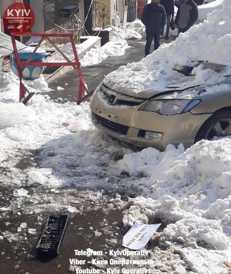 "Невнимательному" водителю в Киеве повредили машину "Невнимательному" водителю в Киеве повредили машину