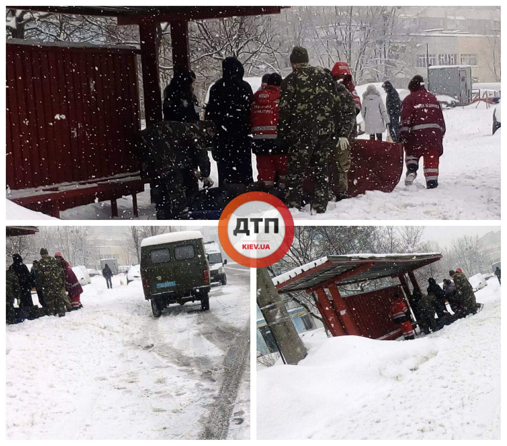 На улице Райдужная в Киеве двух людей 