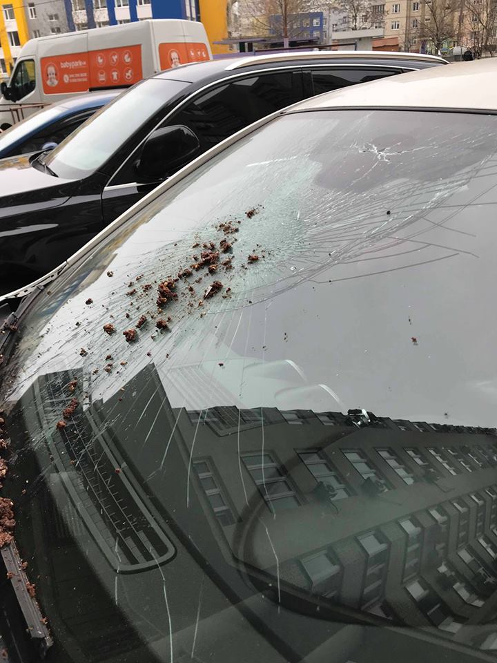 На Позняках "Пражский" торт разбил лобовое стекло автомобиля На Позняках "Пражский" торт разбил лобовое стекло автомобиля