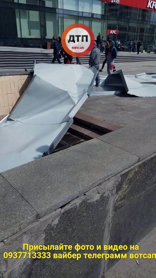 Возле метро КПИ с торгового центра ветер сдул часть крыши. Есть пострадавшие Возле метро КПИ с торгового центра ветер сдул часть крыши. Есть пострадавшие