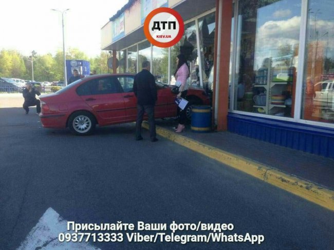 ДТП в Киеве: девушка на каблуках не смогла во время затормозить ДТП в Киеве: девушка на каблуках не смогла во время затормозить