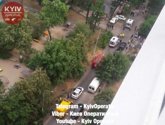 Подробности взрыва во дворе киевской многоэтажки. Дети подорвались в машине Подробности взрыва во дворе киевской многоэтажки. Дети подорвались в машине