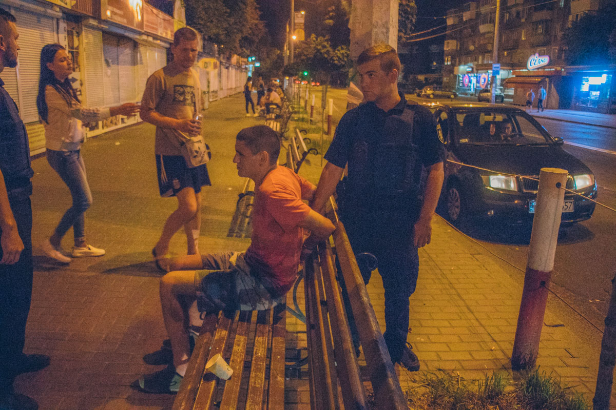 В Киеве пьяный парень пытался "заразить" полицейских туберкулезом В Киеве пьяный парень пытался "заразить" полицейских туберкулезом