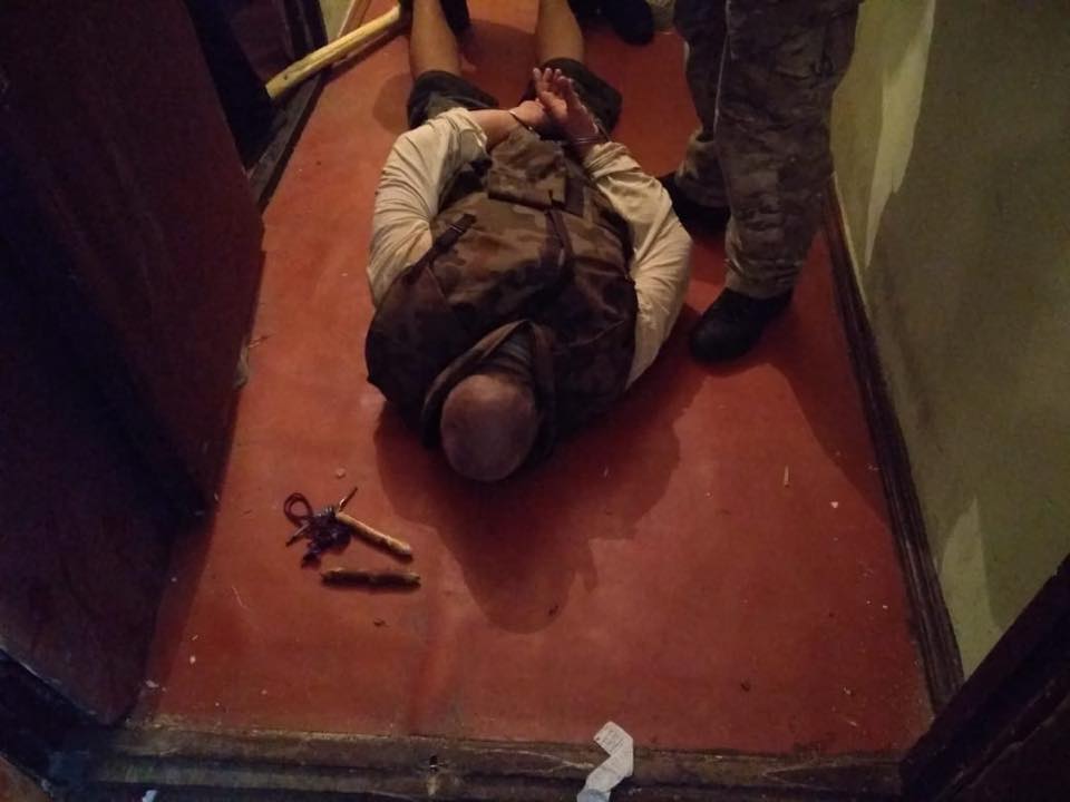 В Киеве вооруженный мужчина взял в заложники четырех маленьких детей В Киеве вооруженный мужчина взял в заложники четырех маленьких детей