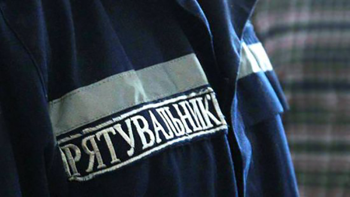 На Подоле ветром снесло часть крыши в жилом доме На Подоле ветром снесло часть крыши в жилом доме
