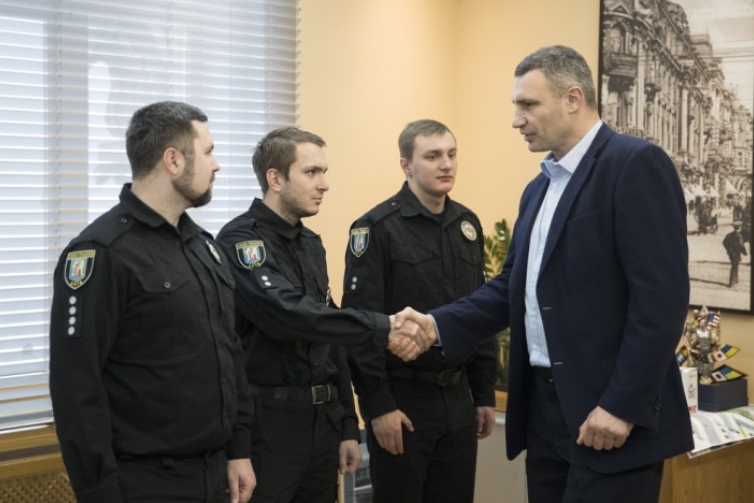 Киевским полицейским выдали боксерские перчатки от Кличко
