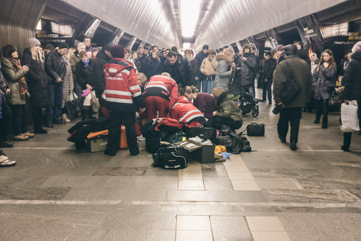 В киевском метро на перроне умерла 9-летняя девочка В киевском метро на перроне умерла 9-летняя девочка