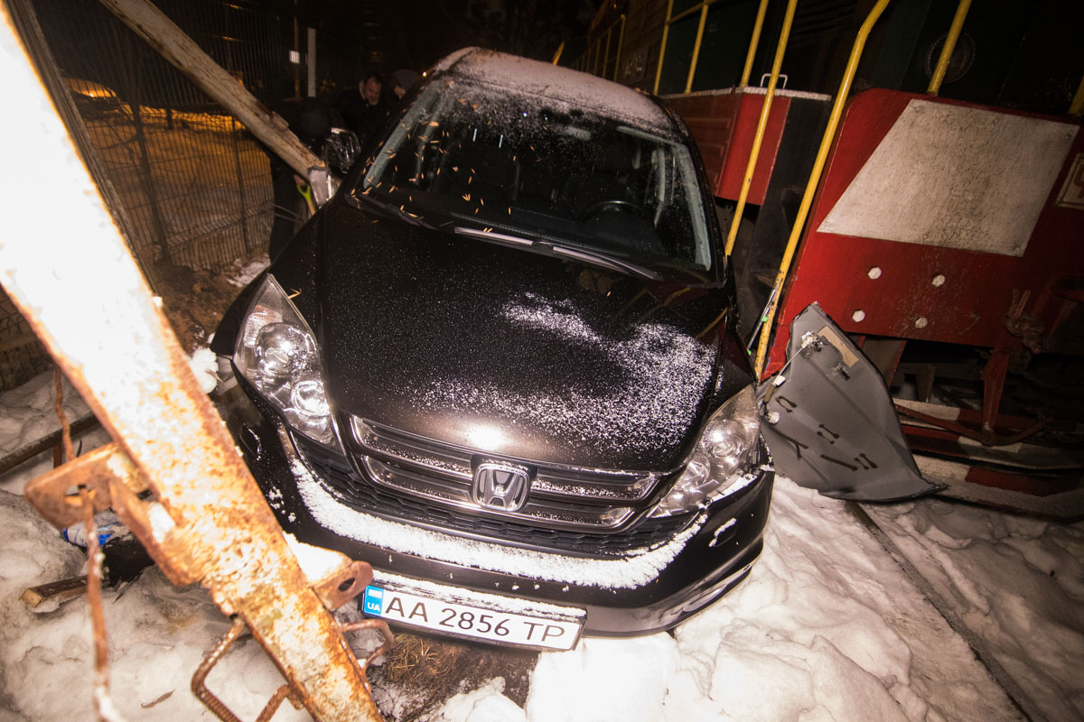 В Киеве электропоезд сбил легковой автомобиль