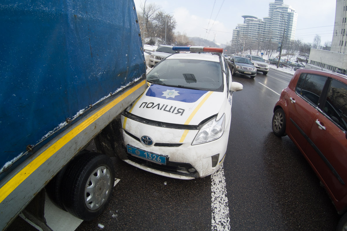 В Киеве полицейские врезались в машину "Киевавтодора"