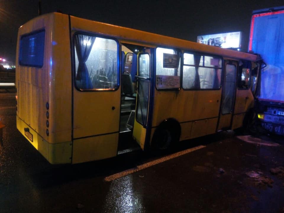 Возле "Ашана" в Киеве маршрутка с пассажирами врезалась в фуру