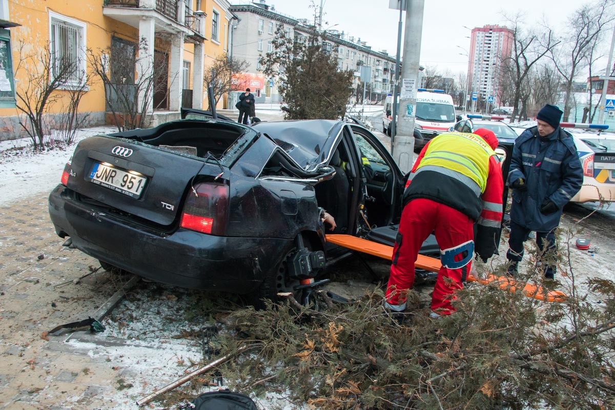 Смертельное ДТП в Киеве: погиб пассажир иномарки, ранена бабушка