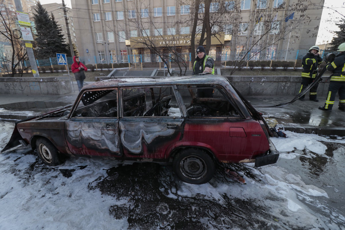 В Киеве из горящего автомобиля посреди дороги сбежали неадекватные мужчины
