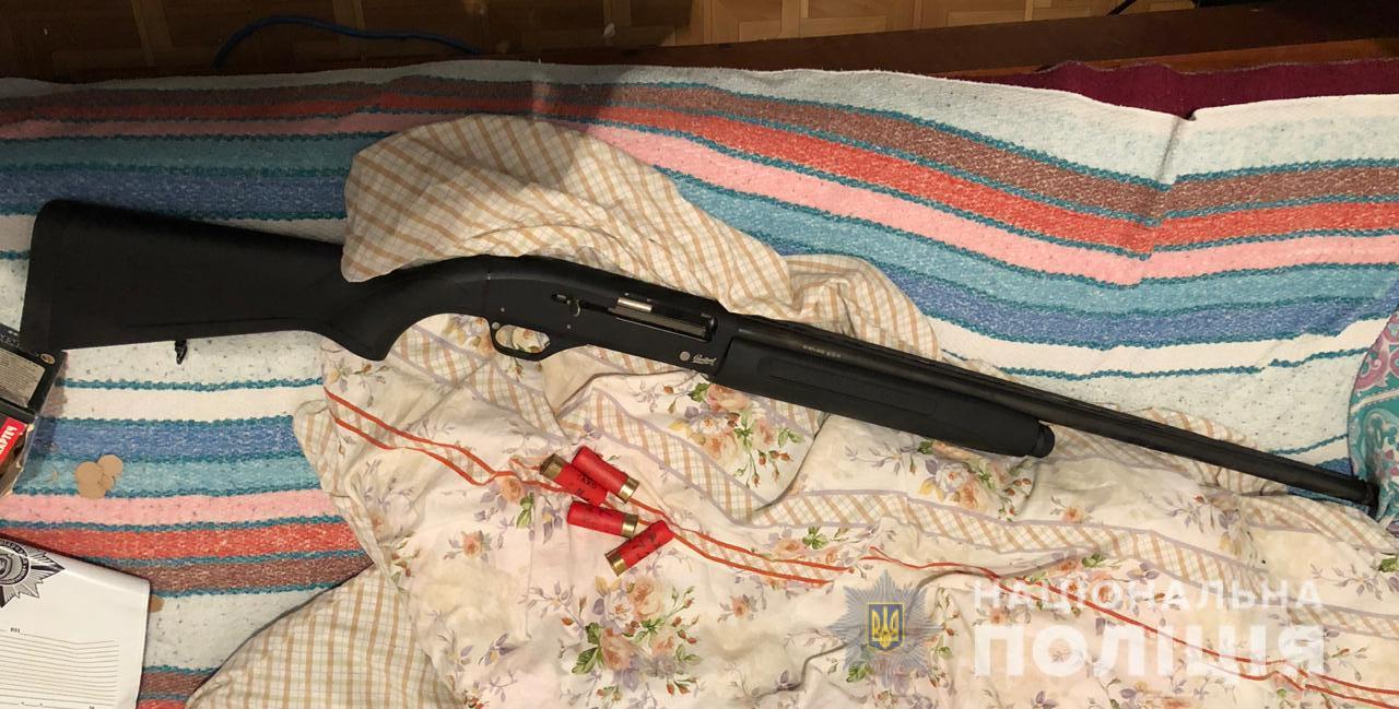 На Киевщине мужчина случайно застрелил своего соседа, хвастаясь оружием