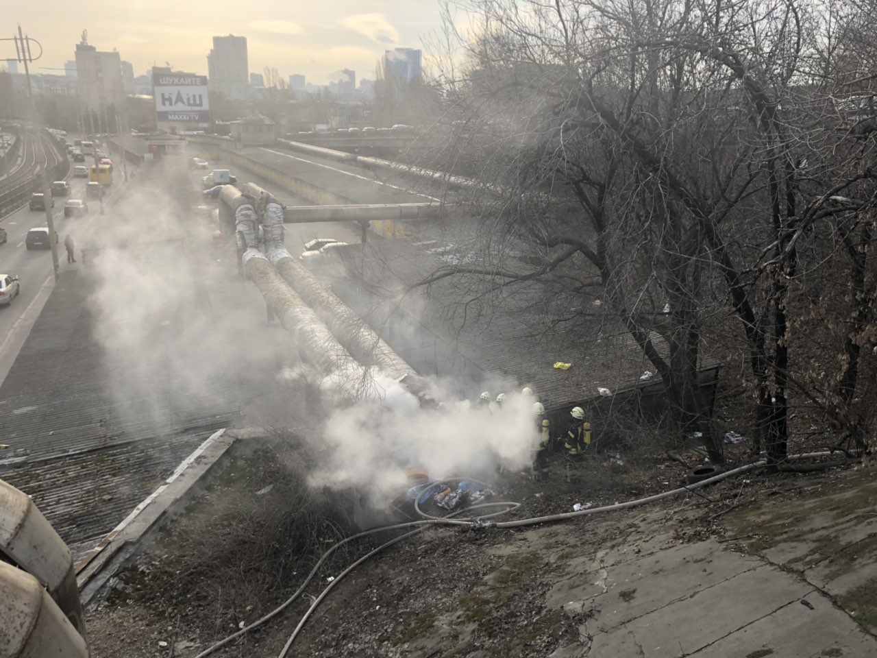 Пожар под Воздухофлотским мостом в Киеве - бомжи чуть не повредили теплотрассу