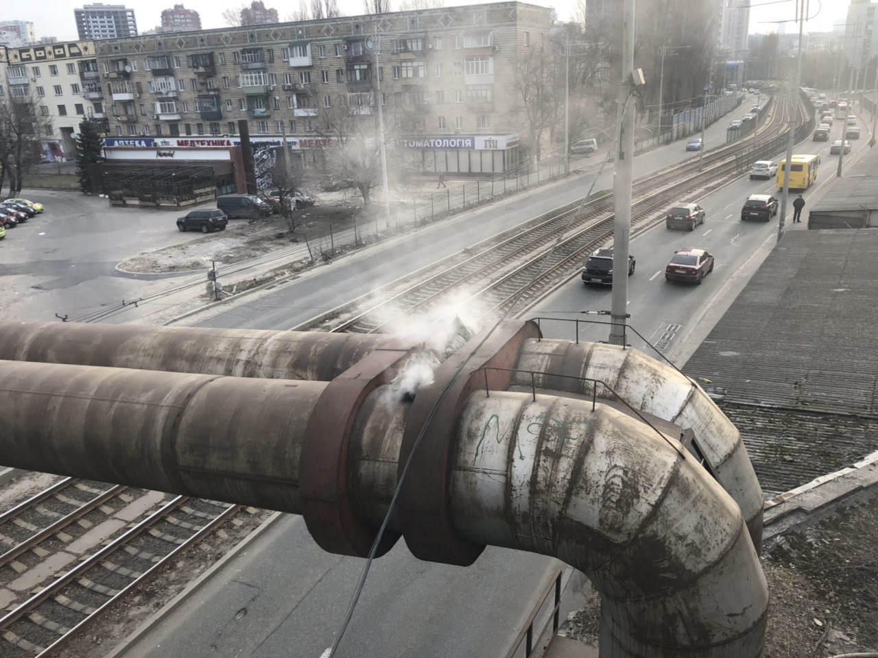 Пожар под Воздухофлотским мостом в Киеве - бомжи чуть не повредили теплотрассу