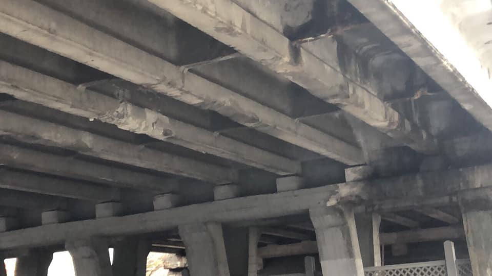 ЧП в Киеве: водитель грузовика едва не разрушил мост