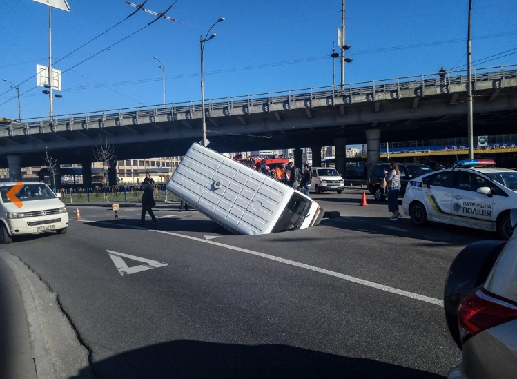 В Киеве микроавтобус провалился под землю во время движения