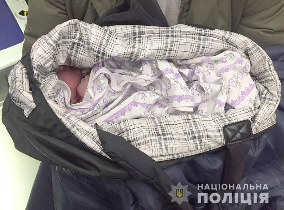 В Киеве прохожие нашли сумку с живым новорожденным