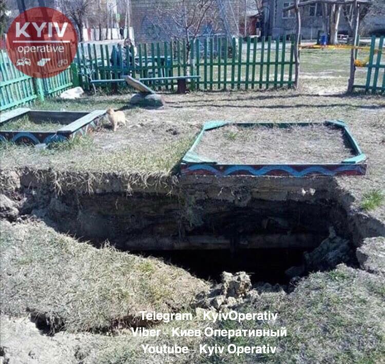 Под Киевом детская площадка ушла под землю