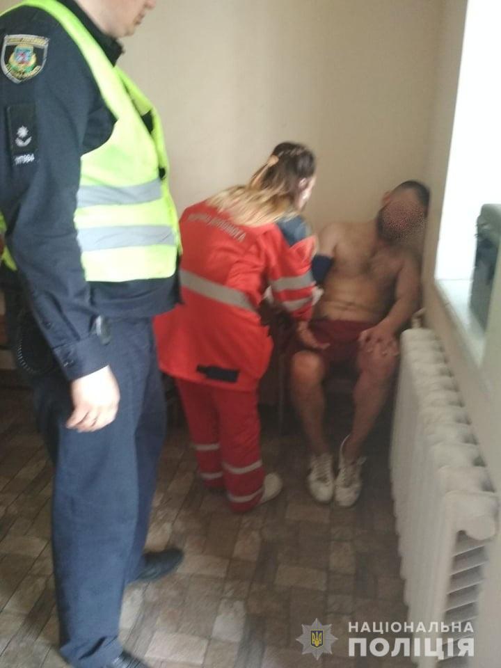 Под Киевом полицейские не позволили неадекватному мужчине выпрыгнуть из окна