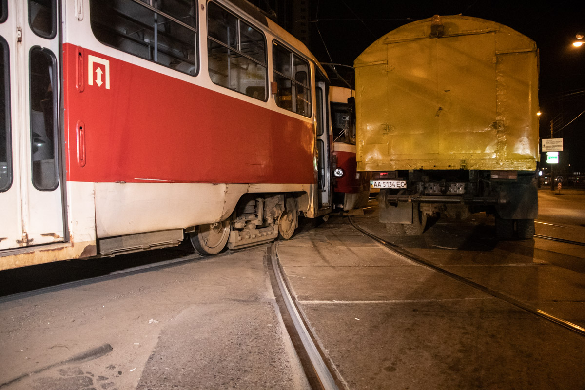 В Киеве на скорости лоб в лоб столкнулись два трамвая