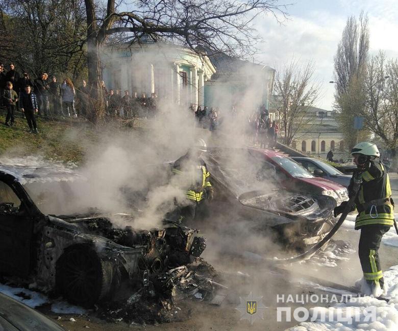 На Владимирском спуске неизвестный в балаклаве сжег автомобили