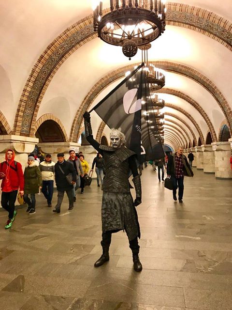 В Киевском метрополитене заметили "Белых ходоков" из популярного сериала В Киевском метрополитене заметили "Белых ходоков" из популярного сериала