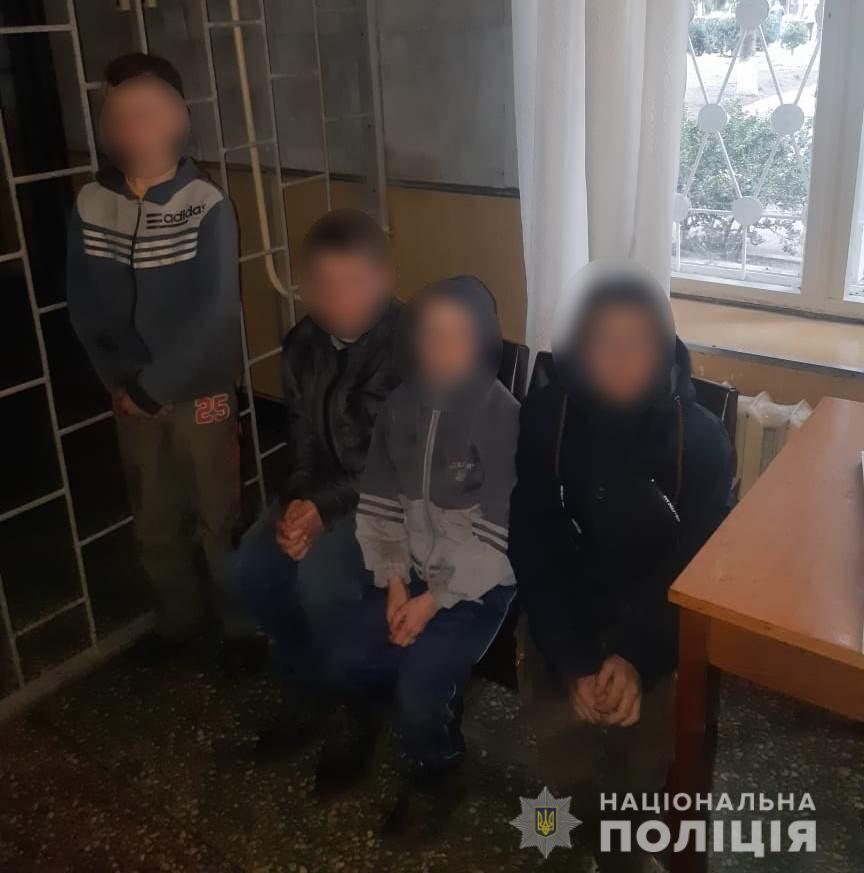 Под Киевом пьяные малолетки разгромили кладбище