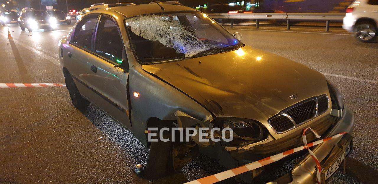 На проспекте Победы водитель авто сбил двух мужчин на остановке