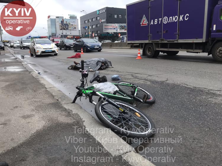 Возле Северного моста в Киеве грузовик раздавил велосипедиста