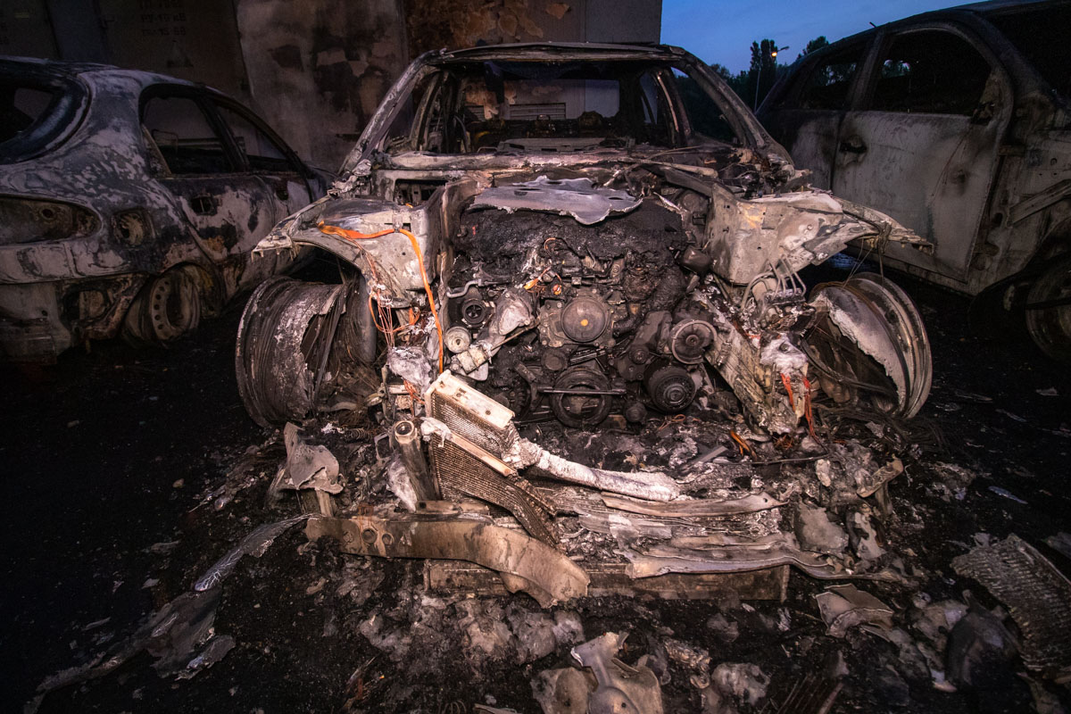 Ночью на Теремках сгорели пять автомобилей