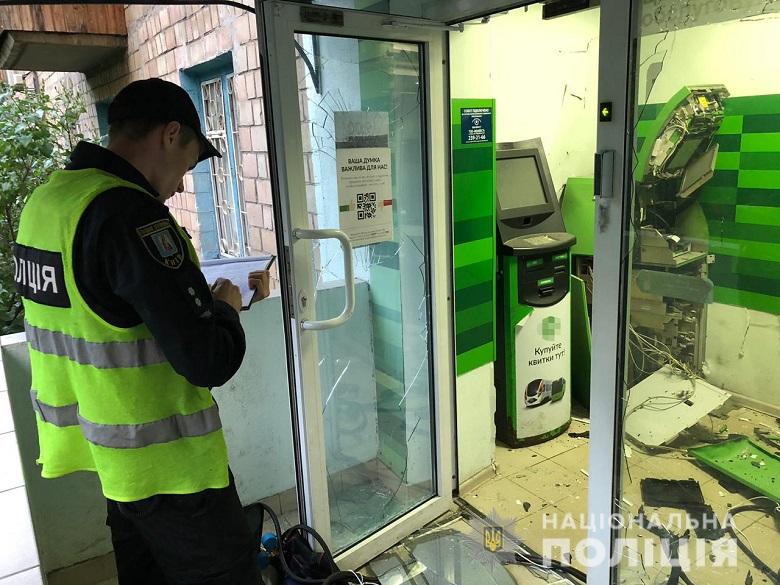 В Киеве злоумышленники взорвали банкомат ПриватБанка