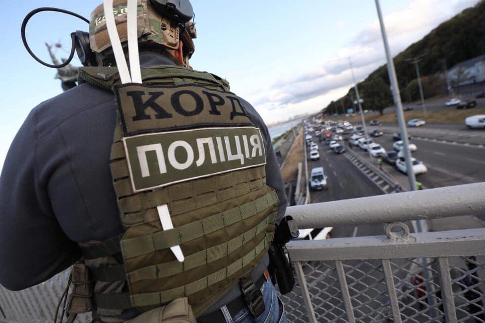 ЧП в Киеве: террорист хотел взорвать мост Метро, но сдался полиции