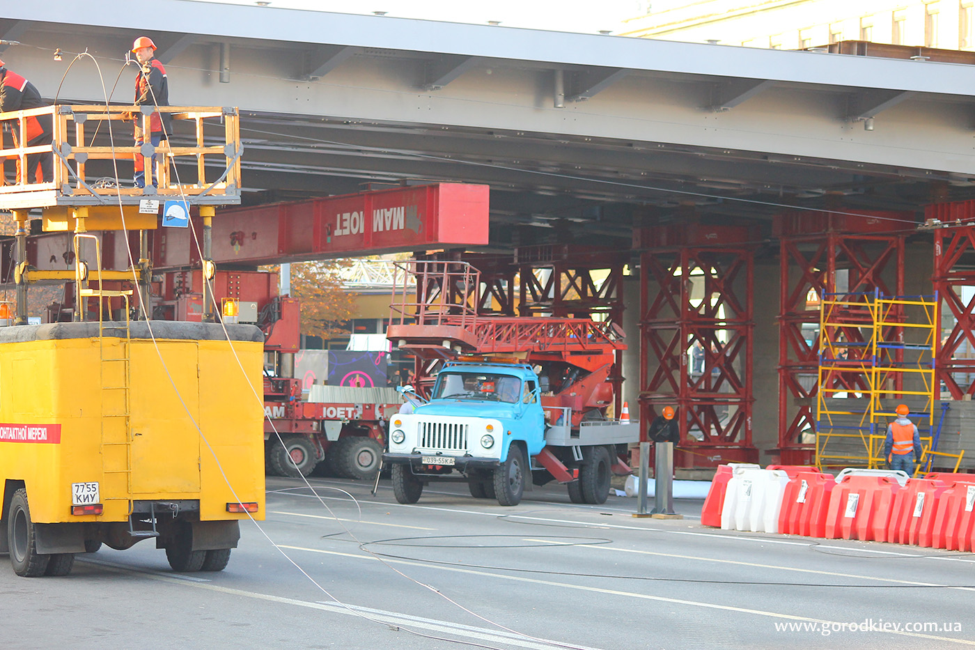 Движение транспорта по проспекту Победы в районе Шулявского моста возобновлено полностью