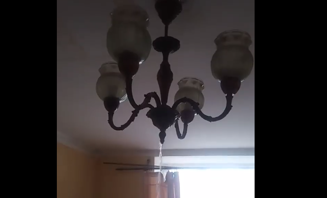 В киевской квартире прямо с потолка полилась вода