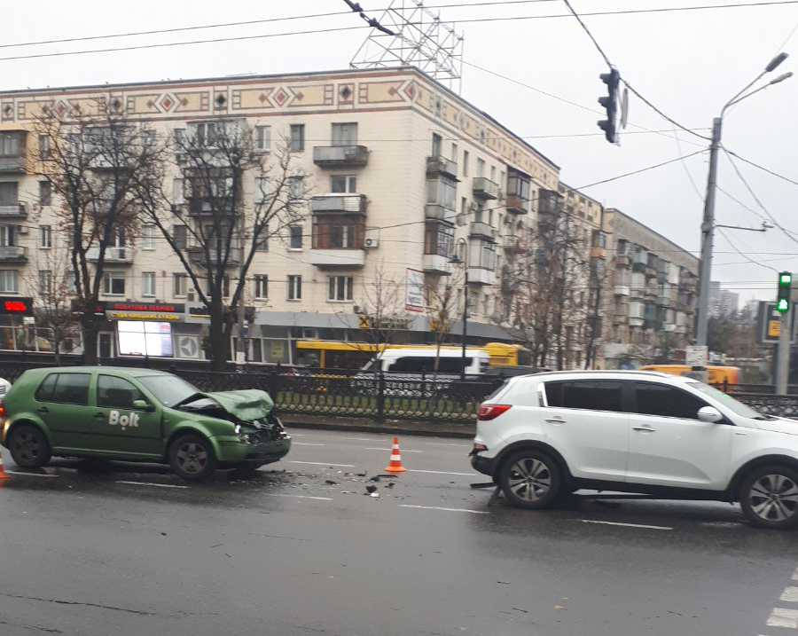 На проспекте Победы из-за мокрой дороги таксист попал в ДТП