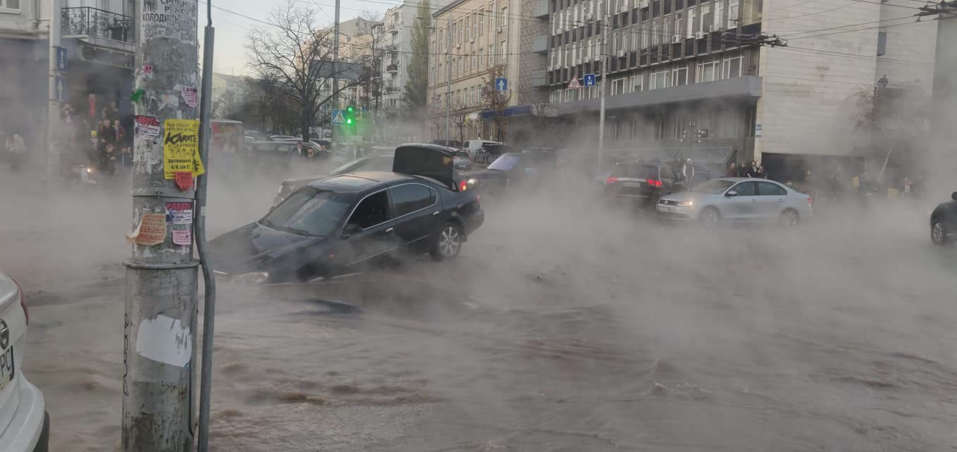 В центре Киева масштабная авария - прорвало трубопровод