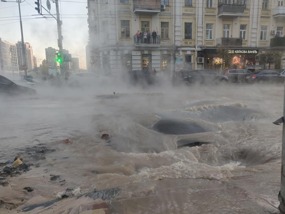 В центре Киева масштабная авария - прорвало трубопровод