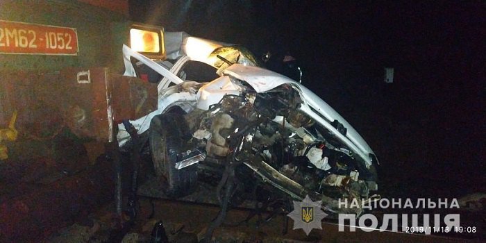 Под Киевом поезд сбил автомобиль с женщиной-водителем