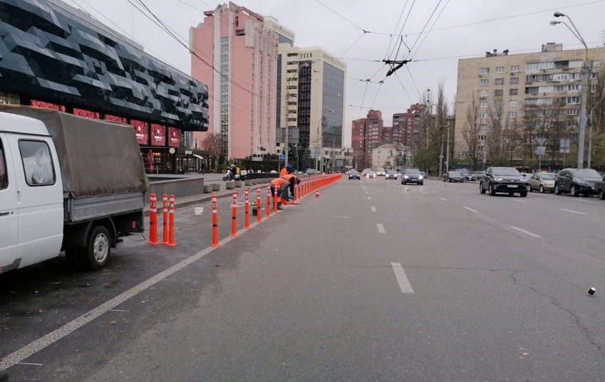 В Киеве водителям-лосям усложнили жизнь возле "Ocean Plaza"