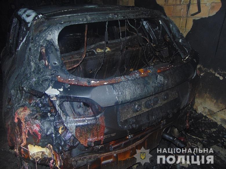 В Киеве мужчина полностью сжег машину своей девушки