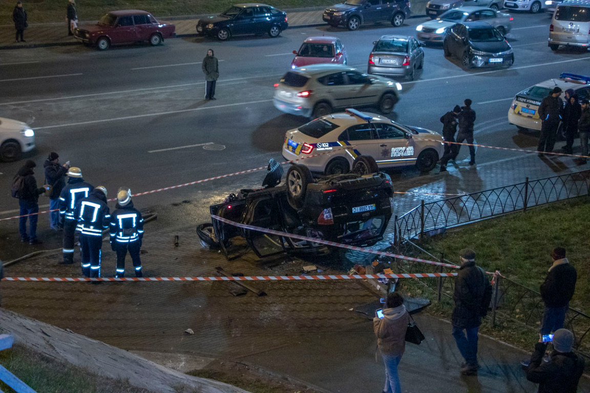 В Киеве автомобиль вылетел с моста и упал на крышу