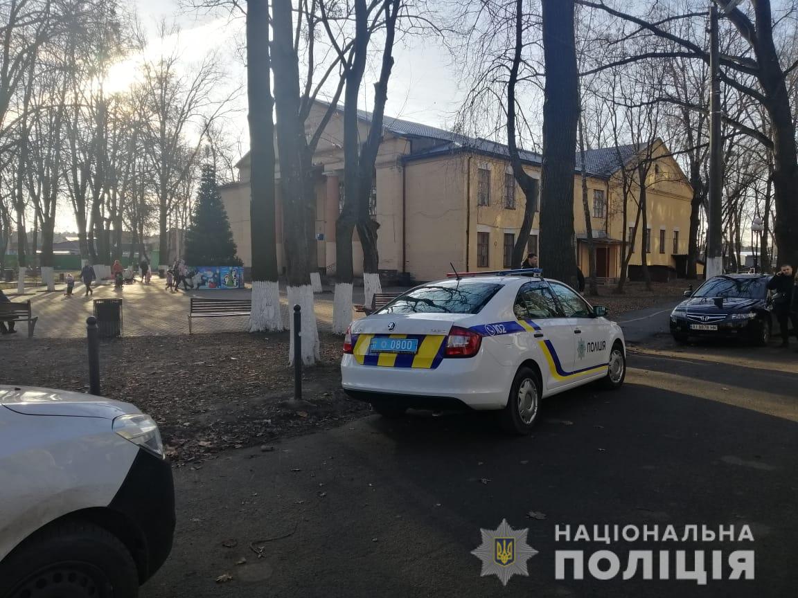 В селе под Киевом пьяные мужчины ранили дворника