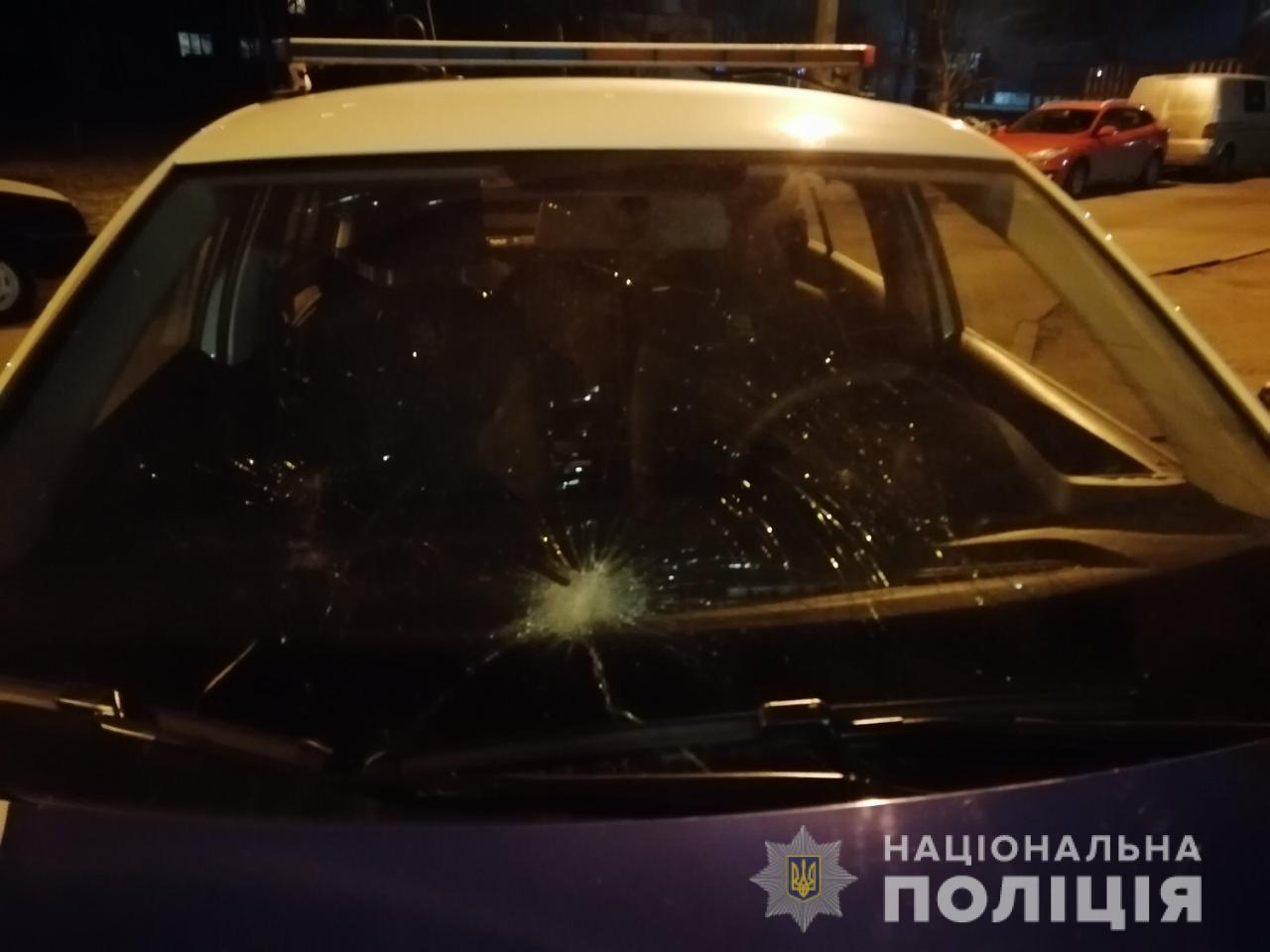 На Киевщине из-за шумный соседей мужчина разбил ведром машину полицейских