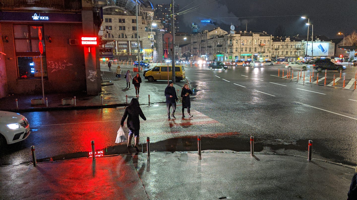 На площади Победы в Киеве водители "научились" незаконно парковаться