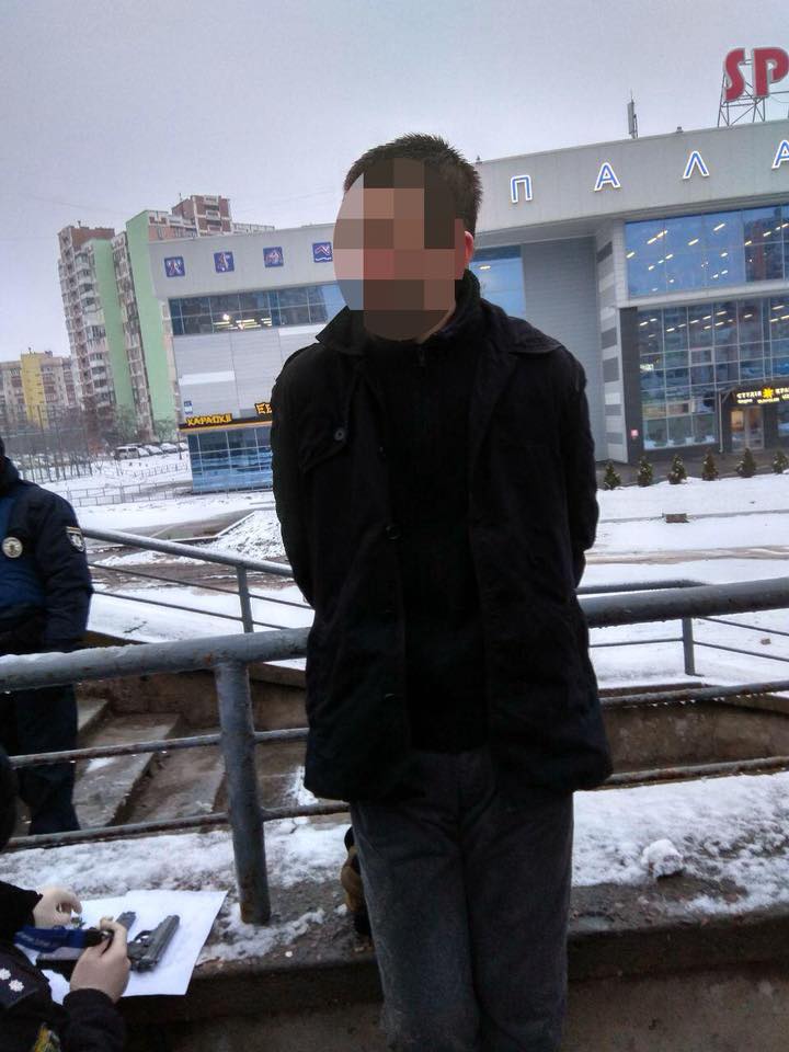 Киевлянин бросил под ноги полицейских боевую гранату. Произошел взрыв
